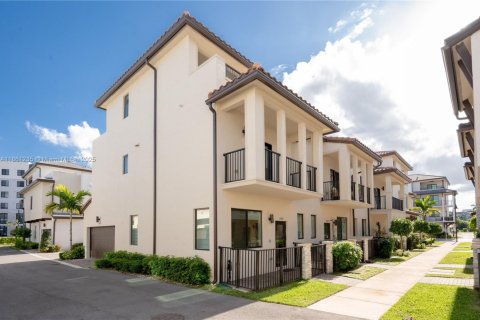 Townhouse in URBANA in Doral, Florida 3 bedrooms, 173.36 sq.m. № 1889354 - photo 1
