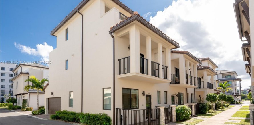 Townhouse in URBANA in Doral, Florida 3 bedrooms, 173.36 sq.m. № 1889354