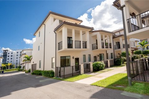 Townhouse in URBANA in Doral, Florida 3 bedrooms, 173.36 sq.m. № 1889354 - photo 2