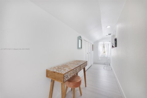 House in Miami, Florida 2 bedrooms, 148.46 sq.m. № 1923012 - photo 17