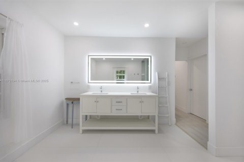 House in Miami, Florida 2 bedrooms, 148.46 sq.m. № 1923012 - photo 11