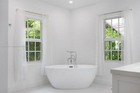 House in Miami, Florida 2 bedrooms, 148.46 sq.m. № 1923012 - photo 13