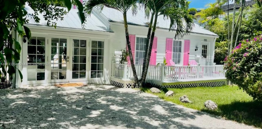 House in Miami, Florida 2 bedrooms, 148.46 sq.m. № 1923012