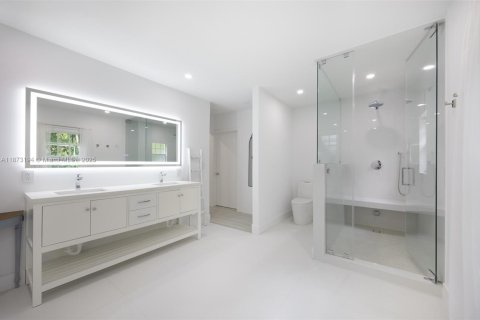 House in Miami, Florida 2 bedrooms, 148.46 sq.m. № 1923012 - photo 12