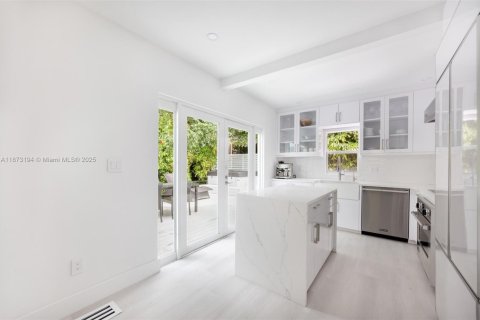 House in Miami, Florida 2 bedrooms, 148.46 sq.m. № 1923012 - photo 7