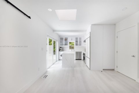 House in Miami, Florida 2 bedrooms, 148.46 sq.m. № 1923012 - photo 6