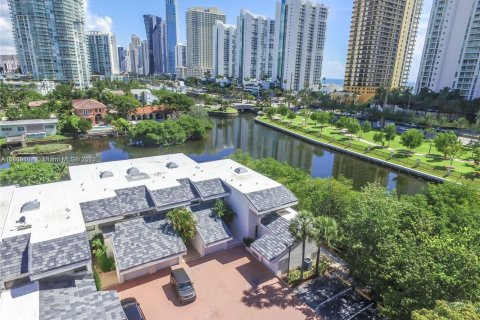 Townhouse in Sunny Isles Beach, Florida 3 bedrooms, 210.42 sq.m. № 1776063 - photo 26