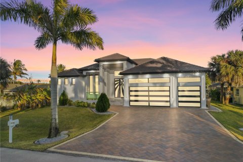 Casa en Cape Coral, Florida 4 dormitorios, 301.1 m2 № 2026075