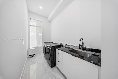 Casa en venta en Cape Coral, Florida, 4 dormitorios, 301.1 m2 № 2026075 - foto 19