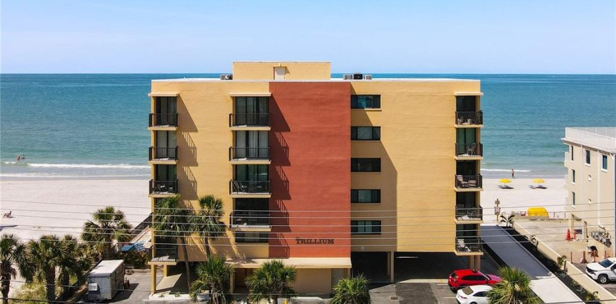 Condominio en Madeira Beach, Florida, 2 dormitorios  № 1761421