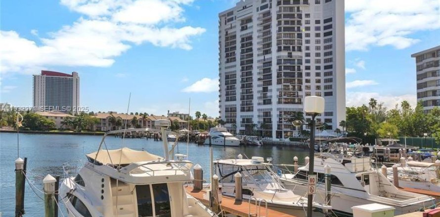 Condo in Hallandale Beach, Florida, 2 bedrooms  № 2152441