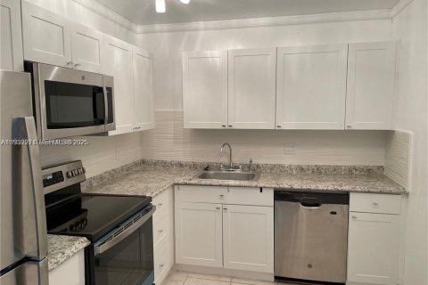 Condo in Hallandale Beach, Florida, 2 bedrooms  № 2152441 - photo 5