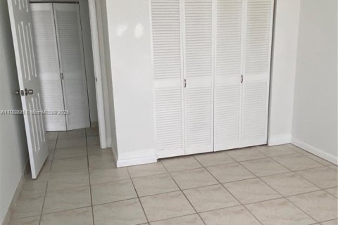 Condo in Hallandale Beach, Florida, 2 bedrooms  № 2152441 - photo 9