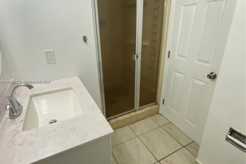 Condo in Hallandale Beach, Florida, 2 bedrooms  № 2152441 - photo 7