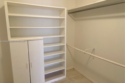 Condo in Hallandale Beach, Florida, 2 bedrooms  № 2152441 - photo 10