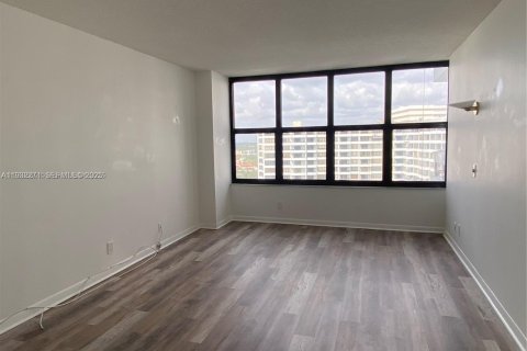 Condo in Hallandale Beach, Florida, 2 bedrooms  № 2152441 - photo 12