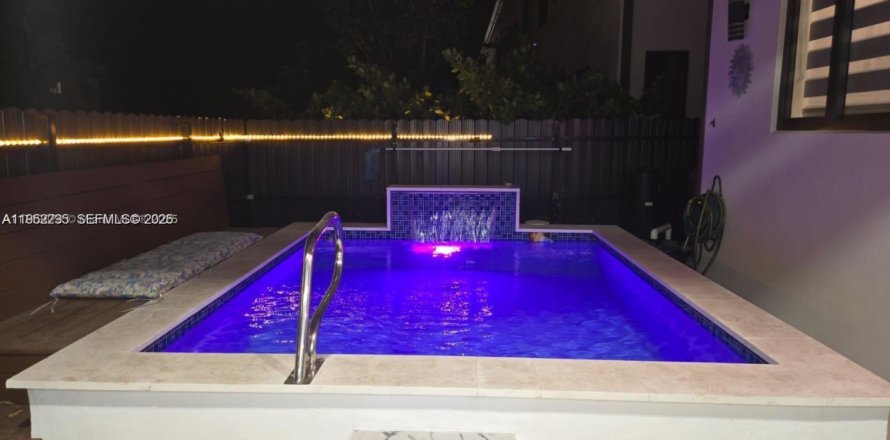 Дом в Флорида-Сити, Флорида 5 спален, 176.7м2 № 2006584