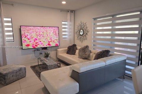 Снять в аренду виллу или дом в Флорида-Сити, Флорида 5 спален, 176.7м2, № 2006584 - фото 5