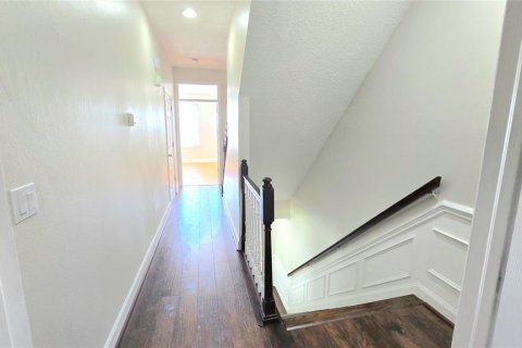 Townhouse in Palm Harbor, Florida 4 bedrooms, 304.72 sq.m. № 2212070 - photo 7