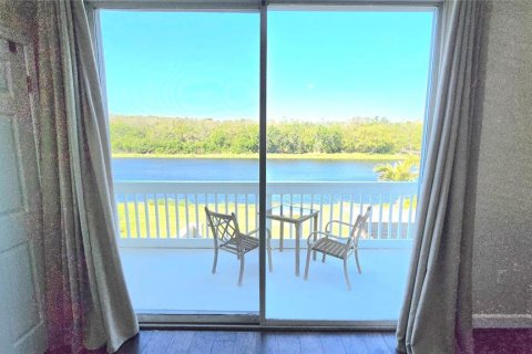 Townhouse in Palm Harbor, Florida 4 bedrooms, 304.72 sq.m. № 2212070 - photo 9