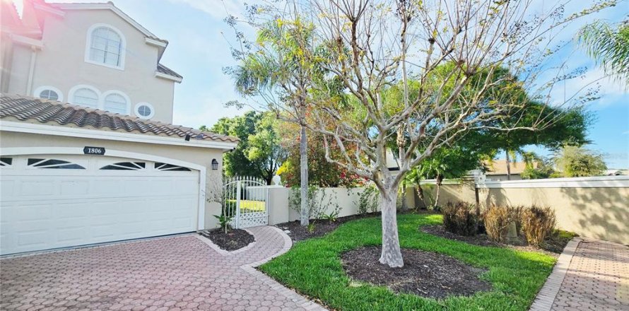 Townhouse in Palm Harbor, Florida 4 bedrooms, 304.72 sq.m. № 2212070