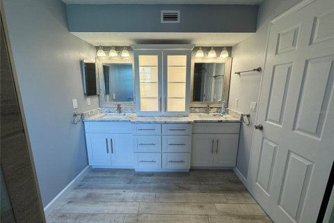 Townhouse in Palm Harbor, Florida 4 bedrooms, 304.72 sq.m. № 2212070 - photo 15