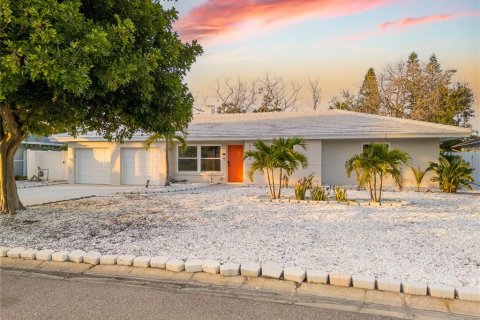 House in Belleair Beach, Florida 3 bedrooms, 161.09 sq.m. № 2100886