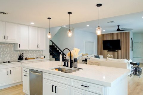 House in Sarasota, Florida 3 bedrooms, 288.37 sq.m. № 1745279 - photo 6
