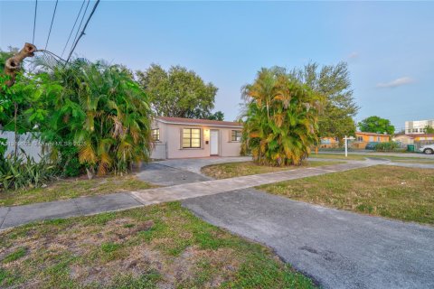 House in Miami, Florida 3 bedrooms, 94.02 sq.m. № 1974185 - photo 3