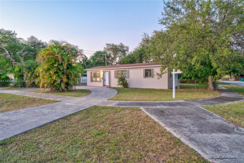 House in Miami, Florida 3 bedrooms, 94.02 sq.m. № 1974185 - photo 2