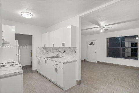 House in Miami, Florida 3 bedrooms, 94.02 sq.m. № 1974185 - photo 7