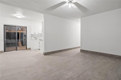 House in Miami, Florida 3 bedrooms, 94.02 sq.m. № 1974185 - photo 11