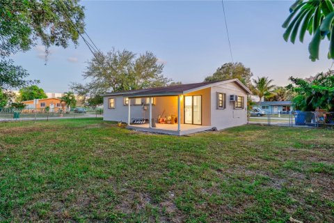 House in Miami, Florida 3 bedrooms, 94.02 sq.m. № 1974185 - photo 22