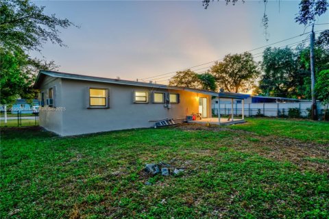 House in Miami, Florida 3 bedrooms, 94.02 sq.m. № 1974185 - photo 24