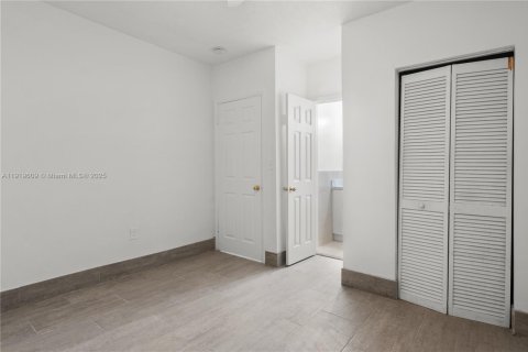House in Miami, Florida 3 bedrooms, 94.02 sq.m. № 1974185 - photo 13
