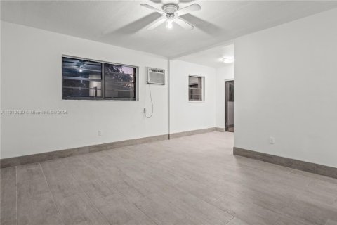 House in Miami, Florida 3 bedrooms, 94.02 sq.m. № 1974185 - photo 5