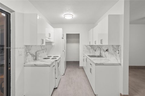 House in Miami, Florida 3 bedrooms, 94.02 sq.m. № 1974185 - photo 8