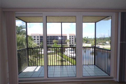 Condo in Punta Gorda, Florida, 2 bedrooms № 2230371 - photo 4
