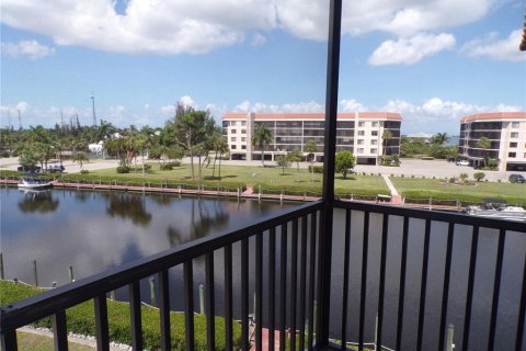 Condo in Punta Gorda, Florida, 2 bedrooms № 2230371 - photo 18