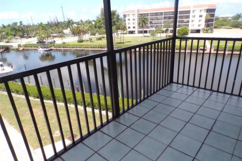 Condo in Punta Gorda, Florida, 2 bedrooms № 2230371 - photo 17