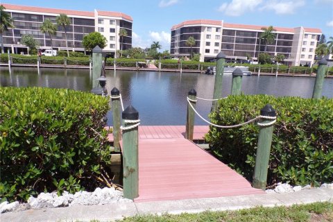 Condo in Punta Gorda, Florida, 2 bedrooms № 2230371 - photo 19