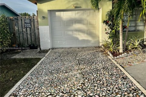 House in North Lauderdale, Florida 3 bedrooms, 160.54 sq.m. № 1779666 - photo 30
