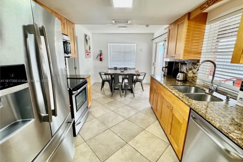 House in North Lauderdale, Florida 3 bedrooms, 160.54 sq.m. № 1779666 - photo 6