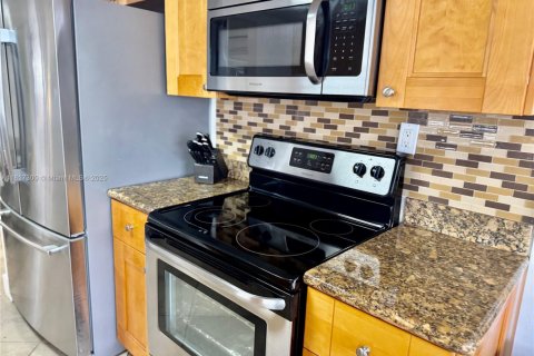 House in North Lauderdale, Florida 3 bedrooms, 160.54 sq.m. № 1779666 - photo 8