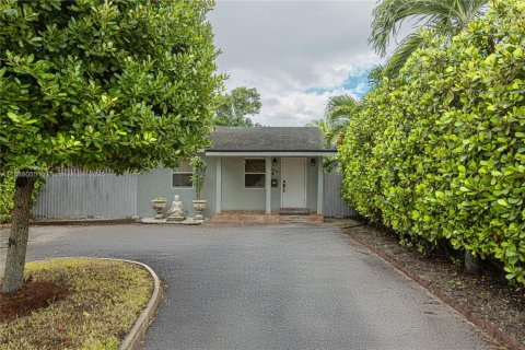 House in Miami, Florida 2 bedrooms № 1942224 - photo 2