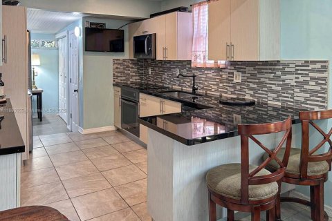 House in Miami, Florida 2 bedrooms № 1942224 - photo 5