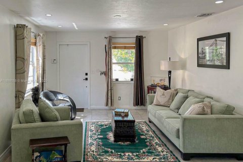 House in Miami, Florida 2 bedrooms № 1942224 - photo 4