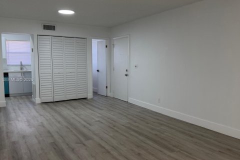 Condominio en venta en West Palm Beach, Florida, 1 dormitorio, 65.4 m2 № 2035997 - foto 2