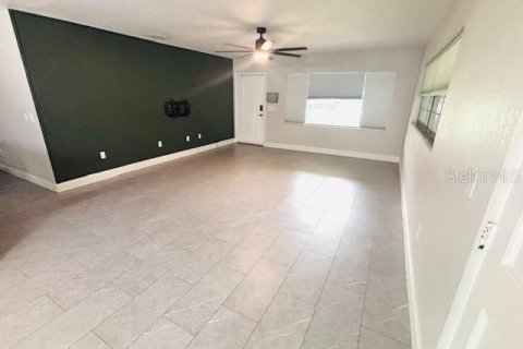 Propiedad comercial en alquiler en Valrico, Florida, 127.83 m2 № 1820889 - foto 6