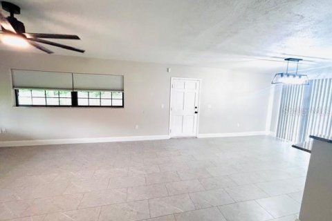 Propiedad comercial en alquiler en Valrico, Florida, 127.83 m2 № 1820889 - foto 9